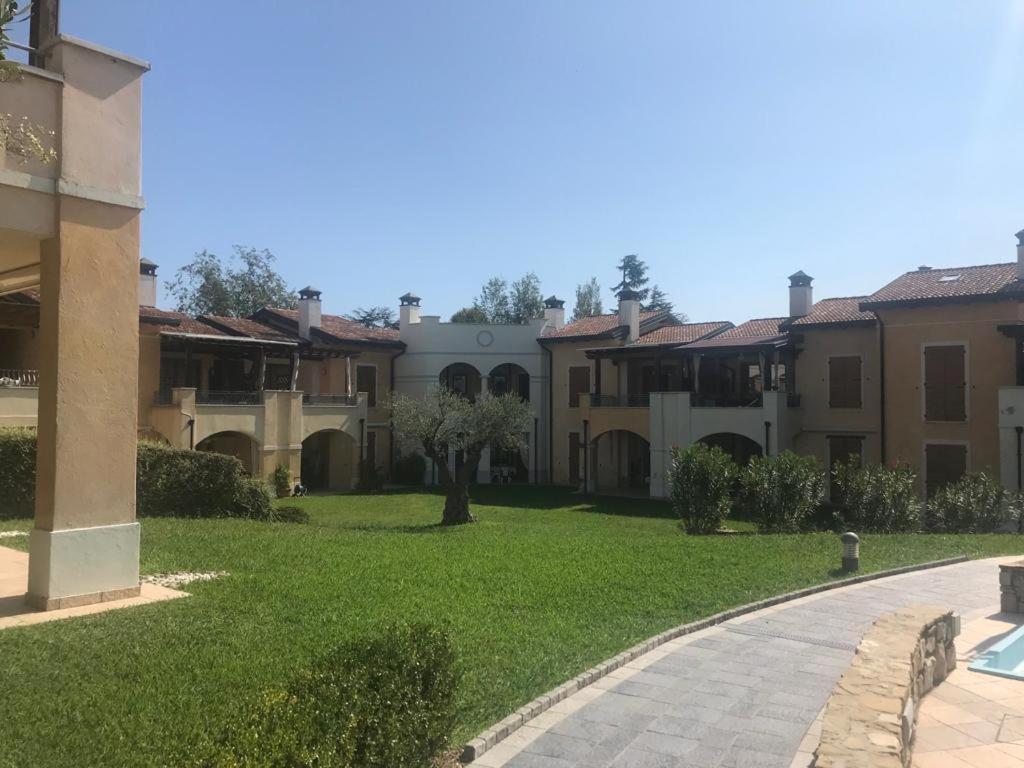 The Flowers - Apartments With Private Garden In Residence With Pool Manerba del Garda Buitenkant foto