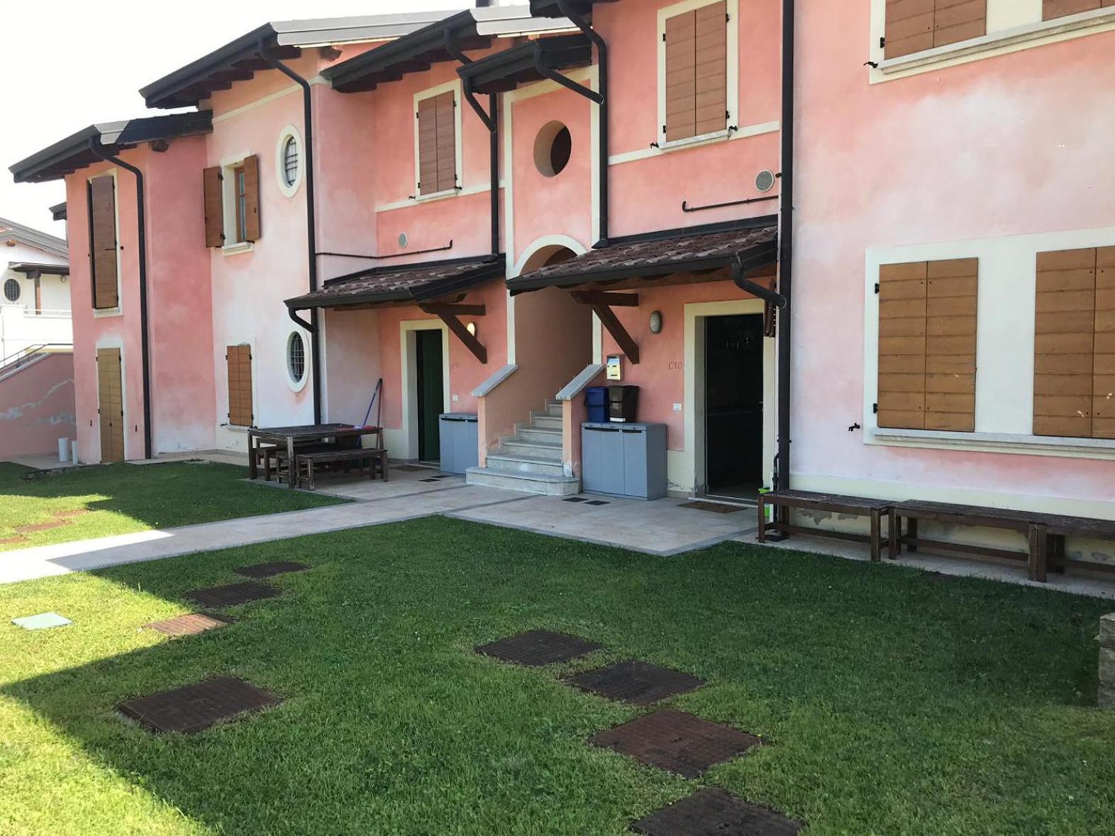 The Flowers - Apartments With Private Garden In Residence With Pool Manerba del Garda Buitenkant foto