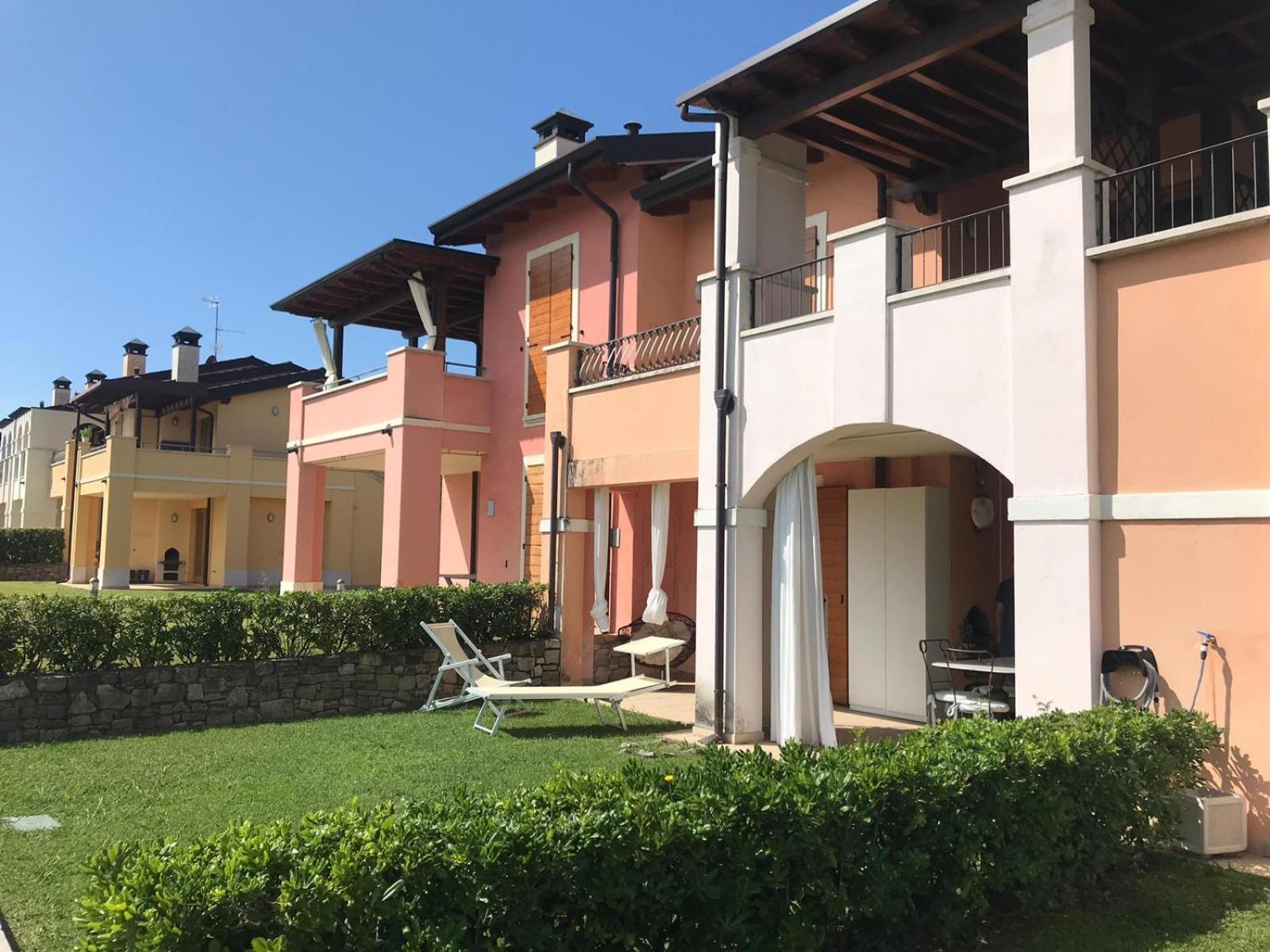The Flowers - Apartments With Private Garden In Residence With Pool Manerba del Garda Buitenkant foto